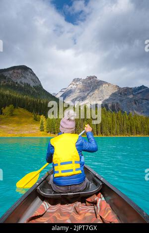 Emerald Lake Yoho National Park Kanada British Colombia. Schöner See in den kanadischen Rockies während der Herbstsaison. Frauen im Kanu Kajak am See Stockfoto