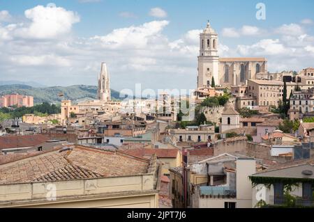 Girona, Spanien - 26. Juni 2022: Blick auf die Altstadt von Girona in Catalunia, Spanien, mit der Kathedrale der Stadt. Stockfoto