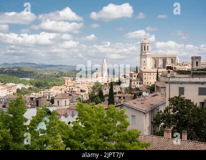 Girona, Spanien - 26. Juni 2022: Blick auf die Altstadt von Girona in Catalunia, Spanien, mit der Kathedrale der Stadt. Stockfoto