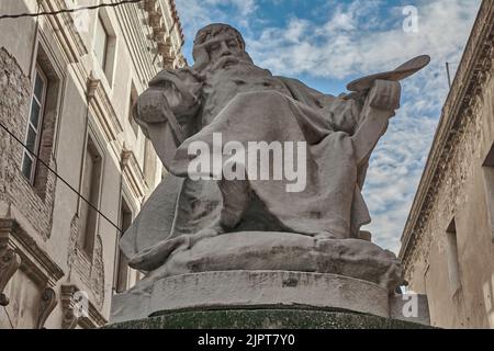 FIGUERES, SPANIEN - 27. FEBRUAR 2022: Statue von Jean-Louis meissonier vor dem Salvador Dali Theatermuseum in figueres, Spanien. Stockfoto