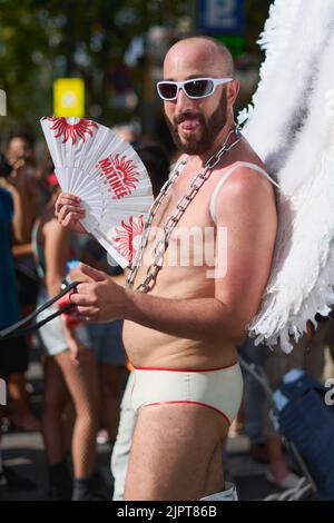 BARCELONA, SPANIEN - 18. JUNI 2022: Festliche Demonstration zum Gay Pride Day in Barcelona Stockfoto