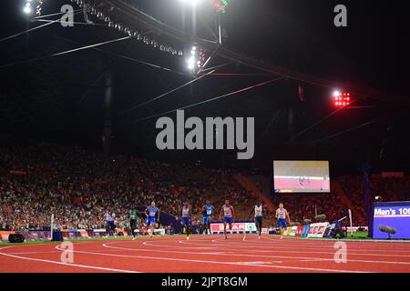 München, Deutschland. 20. August 2022. Jacobs Lamont Marcel vom Team Italia, Hughes Zharnel aus Großbritannien, Azu Jeremiah aus Großbritannien, Volko Jan von Slovakia1, Fall Moumadou aus Frankreich, Olatunde Israel aus Irland, Prescod Reece aus Großbritannien und Ali Chituru vom Italia Team in Aktion während des Finales von 100m des European Champhonsh Munich 2022 im Olympiastadion, München, Baviera, Deutschland, 16/08/22 Quelle: Independent Photo Agency/Alamy Live News Stockfoto