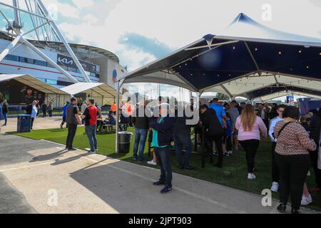 Verbesserung des Spieltags-Erlebnisses der Fans, der neuen Fanzone im Stadion der Universität von Bolton Stockfoto