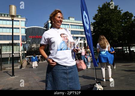 Wahlkampfhelfer und Politiker der gemäßigten Partei (auf schwedisch: Moderaterna) im Zentrum von Göteborg, Schweden, vor den schwedischen Parlamentswahlen am Sonntag, dem 11. September. Marie-Louise Hänel Sandström, die moderate Party, hier mit einem T-Shirt mit dem moderaten Parteichef Ulf Kristersson und einem Hund. Stockfoto