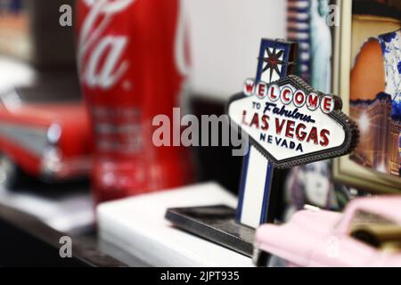 Schilder und verschiedene Souvenirs in einem Souvenirladen, ein Las Vegas Souvenir. Stockfoto