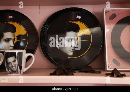 Schilder und verschiedene Souvenirs in einem Souvenirladen. Souvenirs mit dem Künstler Elvis Presley. Stockfoto