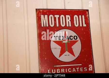 Schilder und verschiedene Souvenirs in einem Souvenirladen. Hier ein Schild über Texaco, Motoröl. Stockfoto