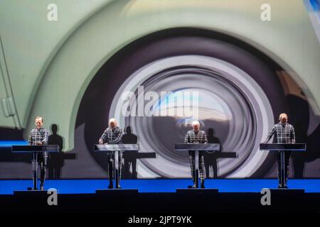 Glanusk Park, Großbritannien. Freitag, 19. August 2022. Kraftwerk tritt beim Green man Festival 2022 im Glanusk Park, Brecon Beacons, Wales auf. Fototermin: Freitag, 19. August 2022. Bildnachweis sollte lauten: Richard Gray/Alamy Live News Stockfoto