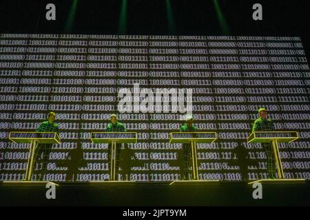 Glanusk Park, Großbritannien. Freitag, 19. August 2022. Kraftwerk tritt beim Green man Festival 2022 im Glanusk Park, Brecon Beacons, Wales auf. Fototermin: Freitag, 19. August 2022. Bildnachweis sollte lauten: Richard Gray/Alamy Live News Stockfoto