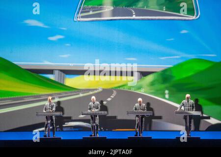 Glanusk Park, Großbritannien. Freitag, 19. August 2022. Kraftwerk tritt beim Green man Festival 2022 im Glanusk Park, Brecon Beacons, Wales auf. Fototermin: Freitag, 19. August 2022. Bildnachweis sollte lauten: Richard Gray/Alamy Live News Stockfoto