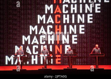 Glanusk Park, Großbritannien. Freitag, 19. August 2022. Kraftwerk tritt beim Green man Festival 2022 im Glanusk Park, Brecon Beacons, Wales auf. Fototermin: Freitag, 19. August 2022. Bildnachweis sollte lauten: Richard Gray/Alamy Live News Stockfoto