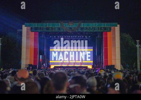 Glanusk Park, Großbritannien. Freitag, 19. August 2022. Kraftwerk tritt beim Green man Festival 2022 im Glanusk Park, Brecon Beacons, Wales auf. Fototermin: Freitag, 19. August 2022. Bildnachweis sollte lauten: Richard Gray/Alamy Live News Stockfoto