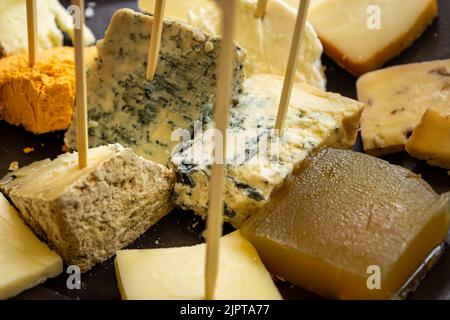 Verschiedene Käsesorten und Süßigkeiten. Asturische Verkostungsplatte. Handwerklich hergestellter Käse. Stockfoto