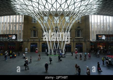 Passagiere am Bahnhof King's Cross in London. Die Eisenbahndienste wurden stark gestört, da die Mitglieder der Gewerkschaft Transport Salaried Staffs Association (TSSA) und der Gewerkschaft Rail, Maritime and Transport (RMT) in einem anhaltenden Streit um Bezahlung, Arbeitsplätze und Bedingungen streikten. Bilddatum: Samstag, 20. August 2022. Stockfoto