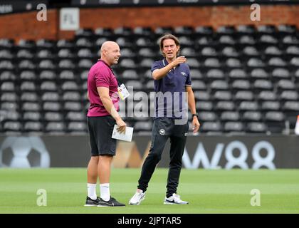 Craven Cottage, Fulham, London, Großbritannien. 20. August 2022. Premier League Football, Fulham gegen Brentford: Brentford-Manager Thomas Frank im Gespräch mit Brentford Assistant First Team Head Coach Brian Riemer vor dem Start Credit: Action Plus Sports/Alamy Live News Stockfoto