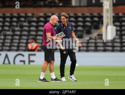 Craven Cottage, Fulham, London, Großbritannien. 20. August 2022. Premier League Football, Fulham gegen Brentford: Brentford-Manager Thomas Frank im Gespräch mit Brentford Assistant First Team Head Coach Brian Riemer vor dem Start Credit: Action Plus Sports/Alamy Live News Stockfoto