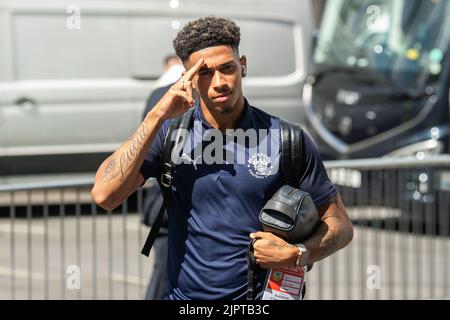 Jordan Lawrence-Gabriel #4 von Blackpool kommt am 8/20/2022 in Turf Moor, der Heimat von Burnley in, an. (Foto von Craig Thomas/News Images/Sipa USA) Quelle: SIPA USA/Alamy Live News Stockfoto