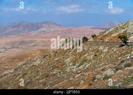 Eine Landschaftsansicht des Mirador Corrales de Guize Felsengebirges auf Fuerteventura, Kanarische Inseln Stockfoto