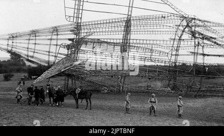 Das Wrack des britischen Luftschiffs R101, das bei seinem ersten Flug in Frankreich abgestürzt war und 48 Menschen tötete. Der Unfall bedeutete das Ende des britischen Luftschiffentwicklungsprogramms. Stockfoto