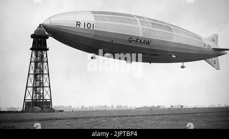 Das unglückliche britische Luftschiff R101, das bei seinem ersten Flug in Frankreich abgestürzt war und 48 Menschen tötete. Der Unfall bedeutete das Ende des britischen Luftschiffentwicklungsprogramms. Stockfoto