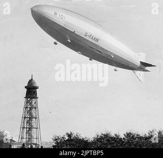 Das unglückliche britische Luftschiff R101, das bei seinem ersten Flug in Frankreich abgestürzt war und 48 Menschen tötete. Der Unfall bedeutete das Ende des britischen Luftschiffentwicklungsprogramms. Stockfoto