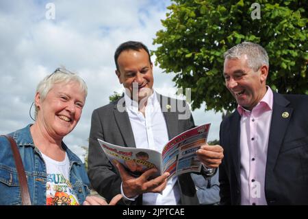 Bantry, West Cork, Irland. 20. August 2022. Leo Varadkar reiste heute Morgen nach Bantry, um sich mit den Einheimischen von Bantry zu treffen, bevor er morgen nach Clonakilty zum hundertjährigen Gedenken an den Tod von General Michael Collins aufbrechen sollte. Ebenfalls anwesend waren lokale TDS aus Fine Gael. Kredit: Karlis Dzjamko Gutschrift: Karlis Dzjamko/Alamy Live Nachrichten Stockfoto