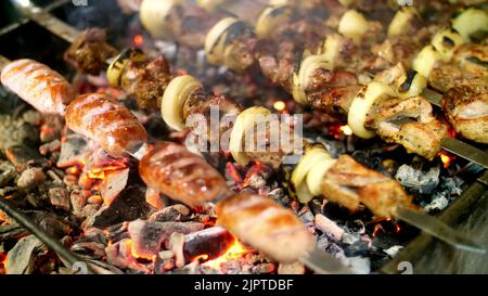 Shish Kebab Braten auf dem Grill. Grillparty. Hochwertige Fotos Stockfoto