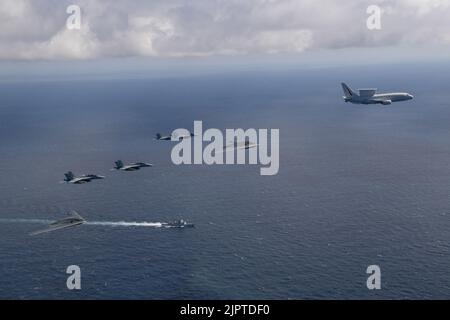 Während einer Mission der Bomber Task Force fliegen zwei B-2 Spirits der US Air Force neben vier Royal Australian Air Force EA-18G Growlers und einer Wedgetail der RAAF E-7A, während der Lenkraketenzerstörer HMAS Brisbane (III) der Royal Australian Navy am 4. August 2022 an der Ostküste Australiens unterwegs ist. Bilaterale Ausbildungsmissionen verbessern die gemeinsame und multilaterale Bereitschaft, so dass das US-Kommando für den Indo-Pazifik-Raum auf jede mögliche Krise in der Region gemeinsam mit Alliierten und Partnern reagieren kann, um einen freien und offenen Indo-Pazifik-Raum zu unterstützen. Foto von LT. Cmdr. Andrew Bishline/USA Marine/UPI Stockfoto