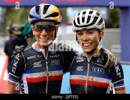 München, Deutschland. 20. August 2022. Radfahren/Mountainbike: Europameisterschaft, Langlauf, Damen. Loana Lecomte (r) aus Frankreich feiert ihren Sieg zusammen mit Pauline Ferrand-Prevot aus Frankreich, die Silber holte. Quelle: Jean-Marc Wiesner/dpa/Alamy Live News Stockfoto