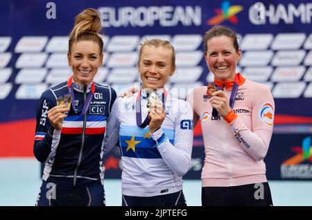 München, Deutschland. 20. August 2022. Radfahren/Mountainbiken: Europameisterschaft, Langlauf, Frauen. Loana Lecomte (M) aus Frankreich jubelt bei der Preisverleihung zusammen mit Pauline Ferrand-Prevot (l) aus Frankreich, die Silber holt. Die Niederländerin Anne Terpstra gewinnt Bronze. Quelle: Jean-Marc Wiesner/dpa/Alamy Live News Stockfoto