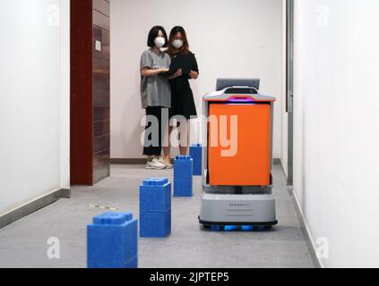 Peking, China. 15. August 2022. Ingenieure eines Service-Roboter-Unternehmens haben einen Service-Roboter im Zhongguancun Dongsheng Science Park im Haidian District in Peking, der Hauptstadt Chinas, eingerichtet, 15. August 2022. Quelle: Ren Chao/Xinhua/Alamy Live News Stockfoto