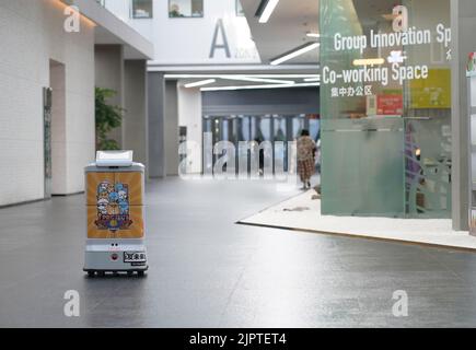 Peking, China. 15. August 2022. Ein Serviceroboter wird im Zhongguancun Dongsheng Wissenschaftspark im Bezirk Haidian in Peking, der Hauptstadt von China, am 15. August 2022 gesehen. Quelle: Ren Chao/Xinhua/Alamy Live News Stockfoto