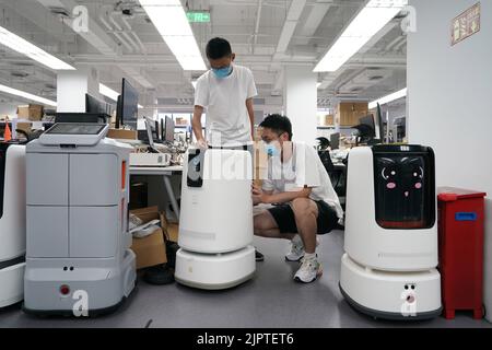 Peking, China. 15. August 2022. Ingenieure eines Service-Roboter-Unternehmens haben einen Service-Roboter im Zhongguancun Dongsheng Science Park im Haidian District in Peking, der Hauptstadt Chinas, eingerichtet, 15. August 2022. Quelle: Ren Chao/Xinhua/Alamy Live News Stockfoto