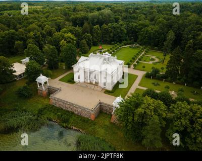 Eine Luftaufnahme des Herrenhauses Uzutrakis in Trakai, Litauen, umgeben von grünen, üppigen Bäumen Stockfoto