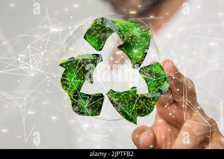 Ein Mann drückt mit seiner Hand auf einen weißen Hintergrund eine illustrative Recycling-Ikone Stockfoto