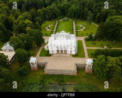 Eine Luftaufnahme des Herrenhauses Uzutrakis in Trakai, Litauen, umgeben von grünen, üppigen Bäumen Stockfoto