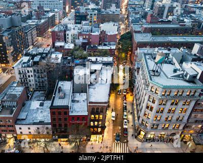 Blick von oben auf die belebten Straßen von SoHo mit Menschen und Autos in Manhattan, New York City NYC Stockfoto