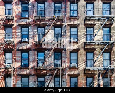 Außenansicht der alten Backsteingebäude in der Upper East Side Nachbarschaft von New York City NYC Stockfoto