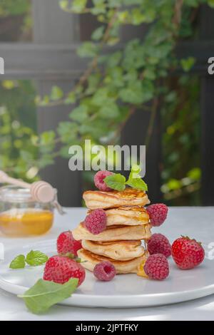 Pfannkuchen mit Waldbeeren auf dem Tisch. Gesundes Frühstück. Stockfoto
