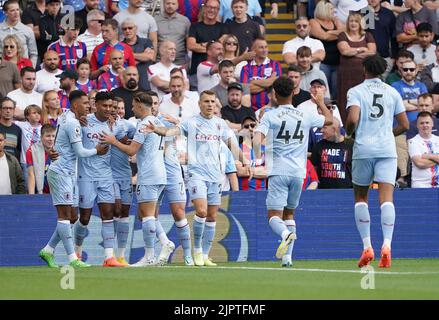 Ollie Watkins von Aston Villa (zweiter links) feiert das erste Tor ihrer Spielseite während des Premier League-Spiels im Selhurst Park, London. Bilddatum: Samstag, 20. August 2022. Stockfoto