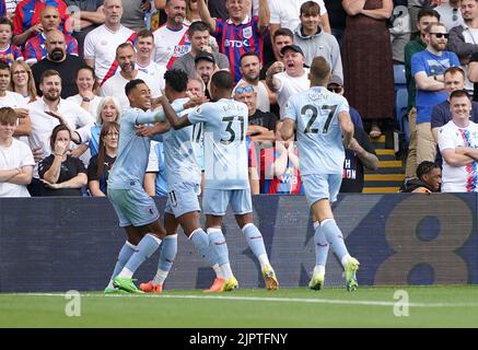 Ollie Watkins von Aston Villa (zweiter links) feiert das erste Tor ihrer Spielseite während des Premier League-Spiels im Selhurst Park, London. Bilddatum: Samstag, 20. August 2022. Stockfoto