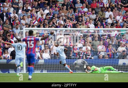 Ollie Watkins (Mitte) von Aston Villa feiert das erste Tor des Spiels seiner Spielerin während des Premier League-Spiels im Selhurst Park, London. Bilddatum: Samstag, 20. August 2022. Stockfoto