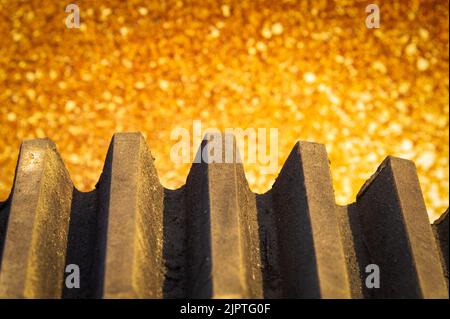 19.-Jahrhundert Eisenbahn Spur Getriebe Vordergrund und Rad Web Detail im Hintergrund. Stockfoto