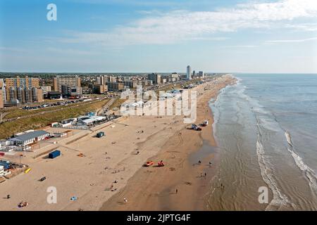 Luftaufnahme vom Strand in Zandvoort an der Nordsee in den Niederlanden an einem schönen Sommertag Stockfoto