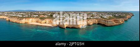 Luftpanorama von Praia do vales de Centeanes an der Algarve Portugal Stockfoto