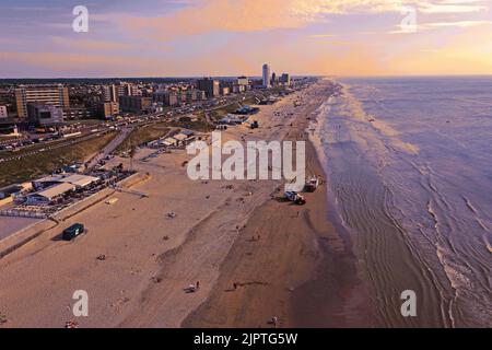 Luftaufnahme vom Strand in Zandvoort an der Nordsee in den Niederlanden an einem schönen Sommertag Stockfoto