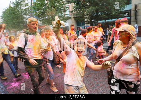 Ein kleiner Junge genießt die Atmosphäre während der Parade des Mela Carnival durch das Stadtzentrum von Belfast. Bilddatum: Samstag, 20. August 2022. Stockfoto