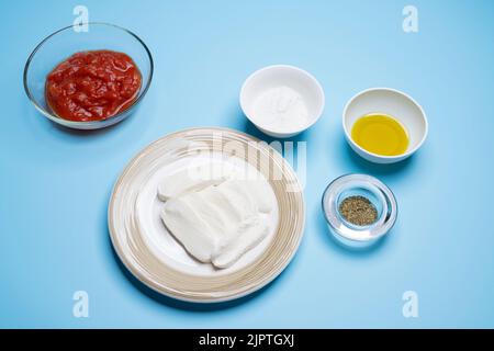 Die Zutaten für die Zubereitung der Pizza Margherita auf dem Tisch Stockfoto