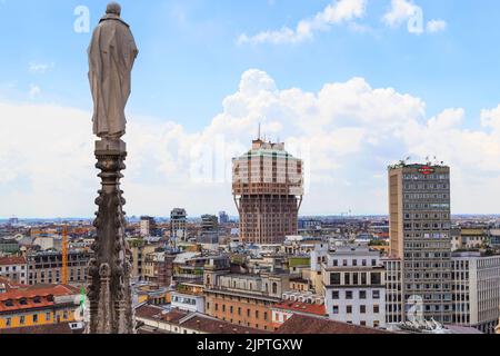MAILAND, ITALIEN - 17. MAI 2018: Es ist eine Luftaufnahme des Scrapers Torre Velaska aus der Höhe der Mailänder Kathedrale. Stockfoto