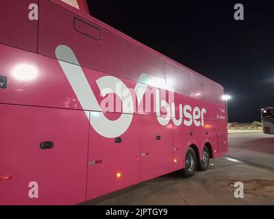 Sao Sebastiao da Bela Vista, Minas Gerais, Brasilien - 15. August 2022: Detail eines Buses der Busen der Busen App an einem nächtlichen Haltepunkt Stockfoto